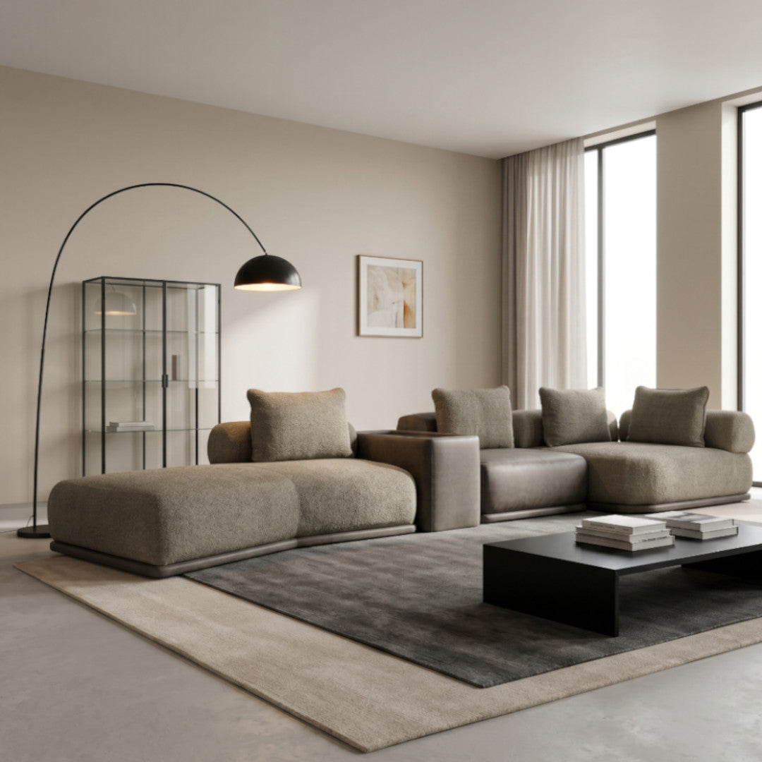 sala moderna con sofá gris oscuro de tela en espacio interior toura
