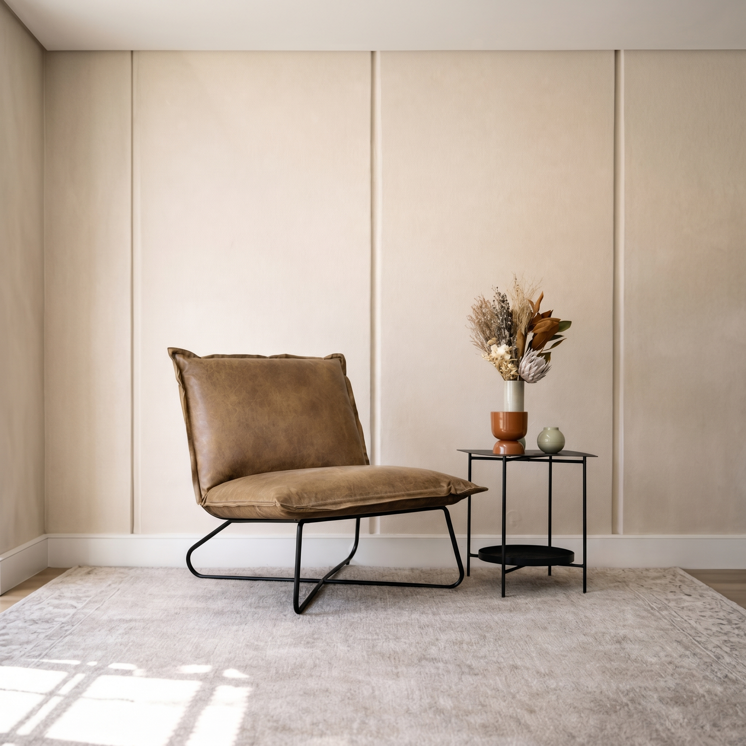 sillón individual lounge café de tela poliéster imitación vinil modelo Stan con base metálica en espacio moderno toura