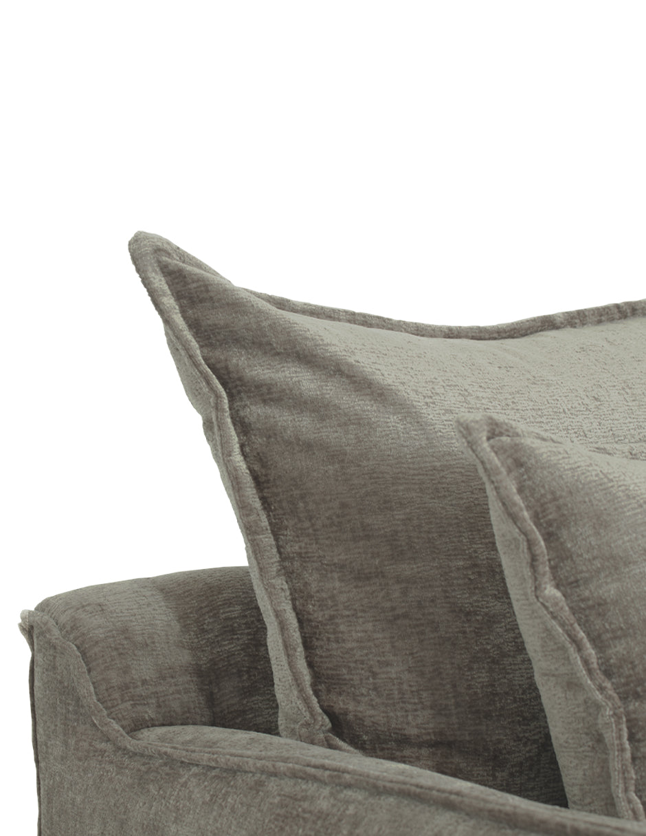 detalle de cojín y costura en loveseat taupe de tela para sala moderna toura