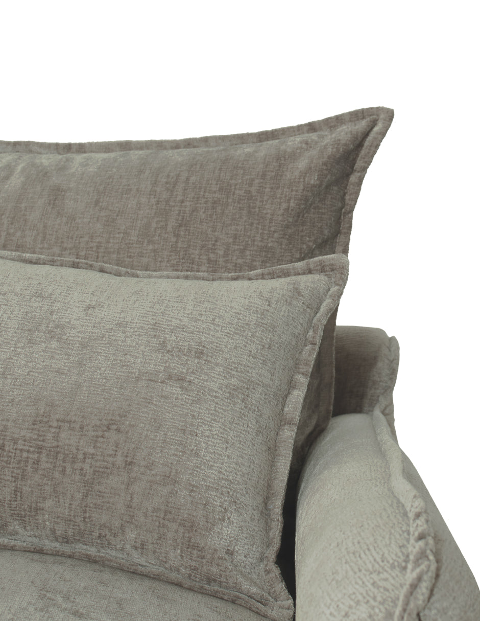 detalle de cojines en loveseat taupe de tela para sala moderna toura