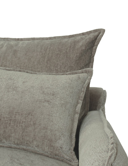 detalle de cojines en loveseat taupe de tela para sala moderna toura