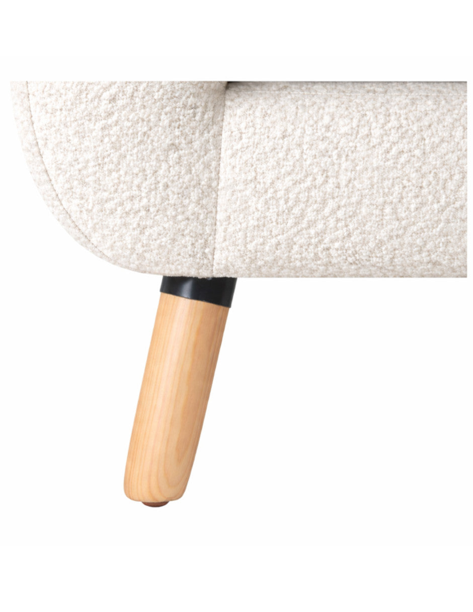detalle de sillón individual en tela bouclé blanco con pata de madera natural estilo moderno