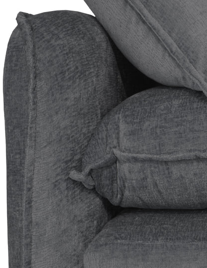 Detalle de cojines suaves en sofá gris tela texturizada