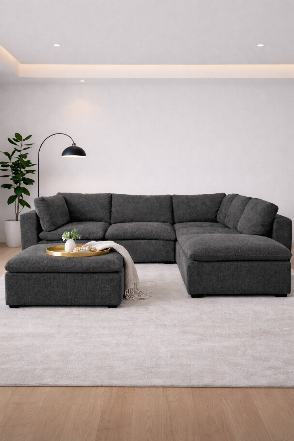 Sala modular gris en espacio moderno con decoración minimalista y lámpara de piso