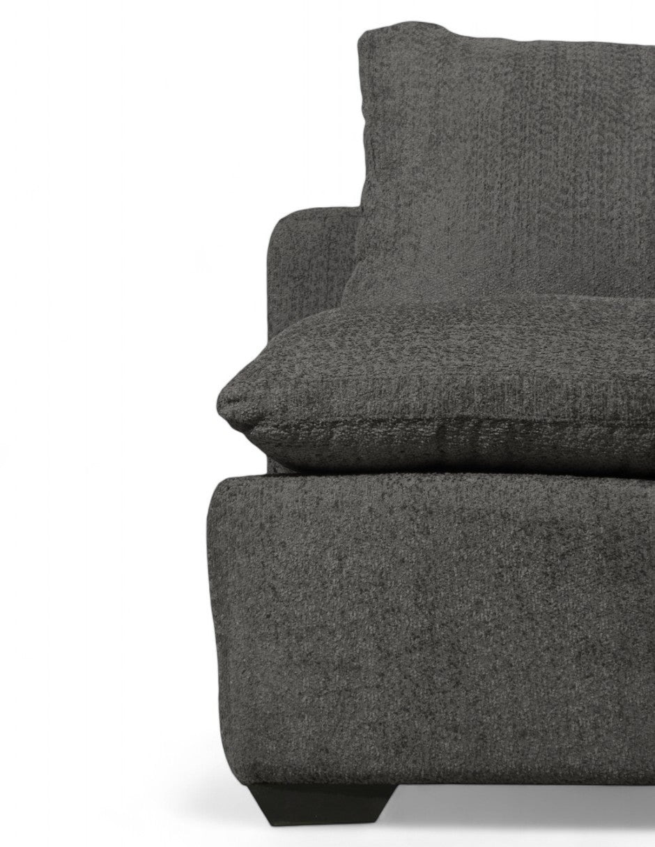 Detalle de sala modular en tela gris oscuro con acabado suave y cojines amplios