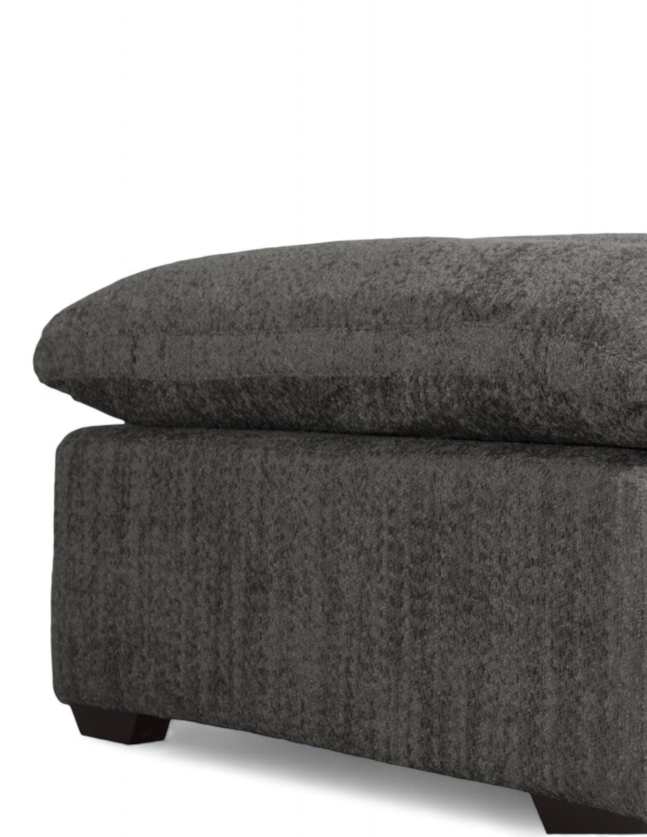 detalle de ottoman gris con cojín acolchado y tela suave de sala modular