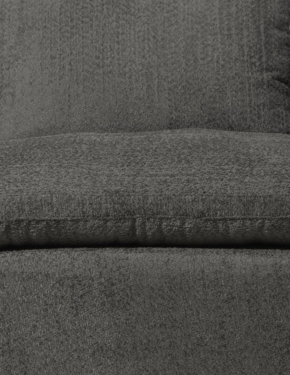 detalle de tela gris en sofá con textura suave y acabado acolchado