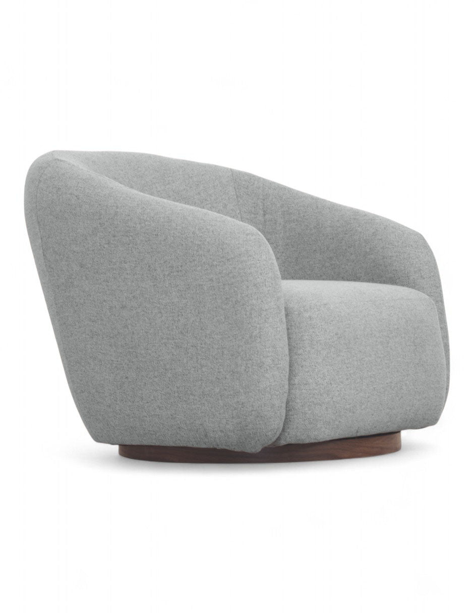 Vista 3/4 sillón giratorio moderno gris claro con diseño curvo y base giratoria de madera