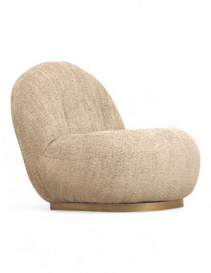 Sillón lounge beige tipo bouclé con base circular diseño moderno tono dorado