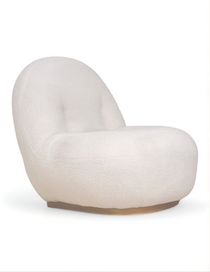 Sillón lounge blanco tipo bouclé con base circular diseño moderno tono dorado