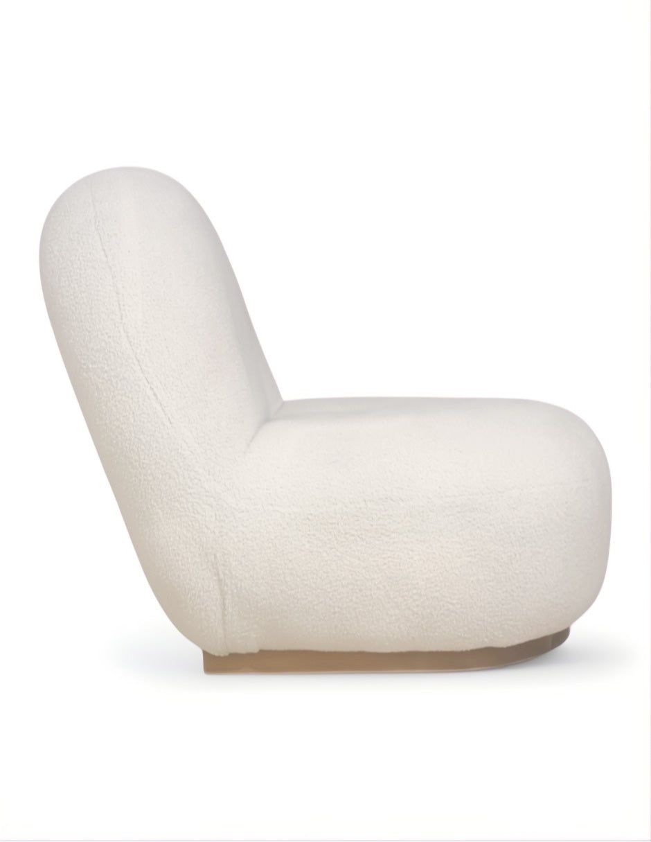 Sillón lounge blanco tipo bouclé con base circular diseño moderno tono dorado vista lateral