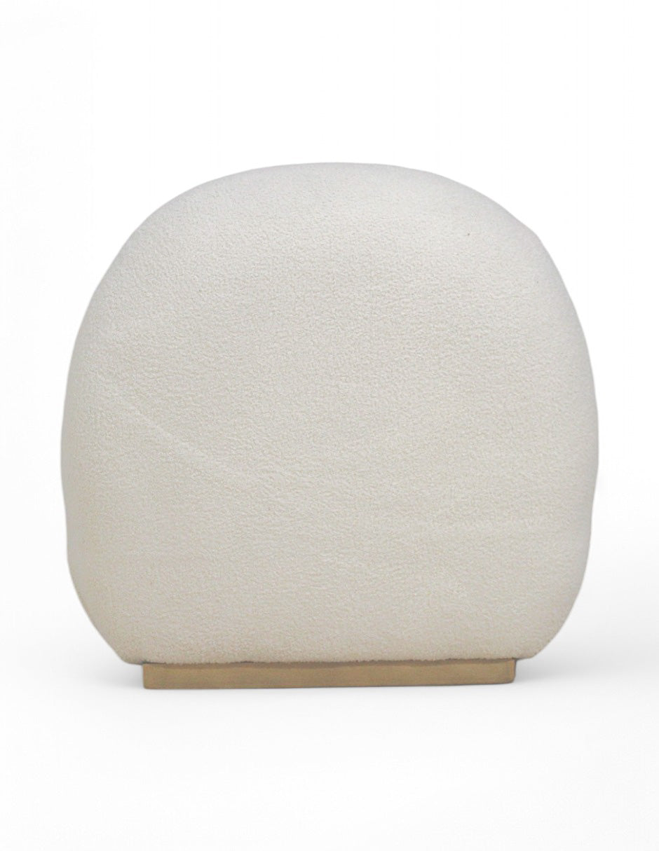 Sillón lounge blanco tipo bouclé con base circular diseño moderno tono dorado vista trasera