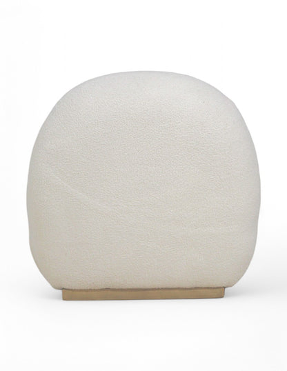 Sillón lounge blanco tipo bouclé con base circular diseño moderno tono dorado vista trasera