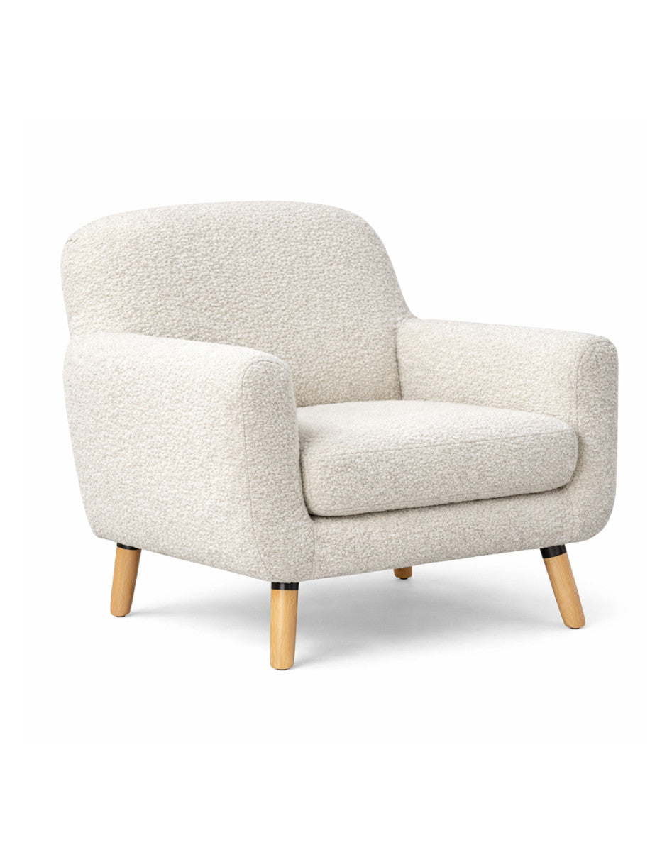 Vista 3/4 sillón individual blanco diseño moderno con respaldo curvo y patas de madera tapizado en tela bouclé 