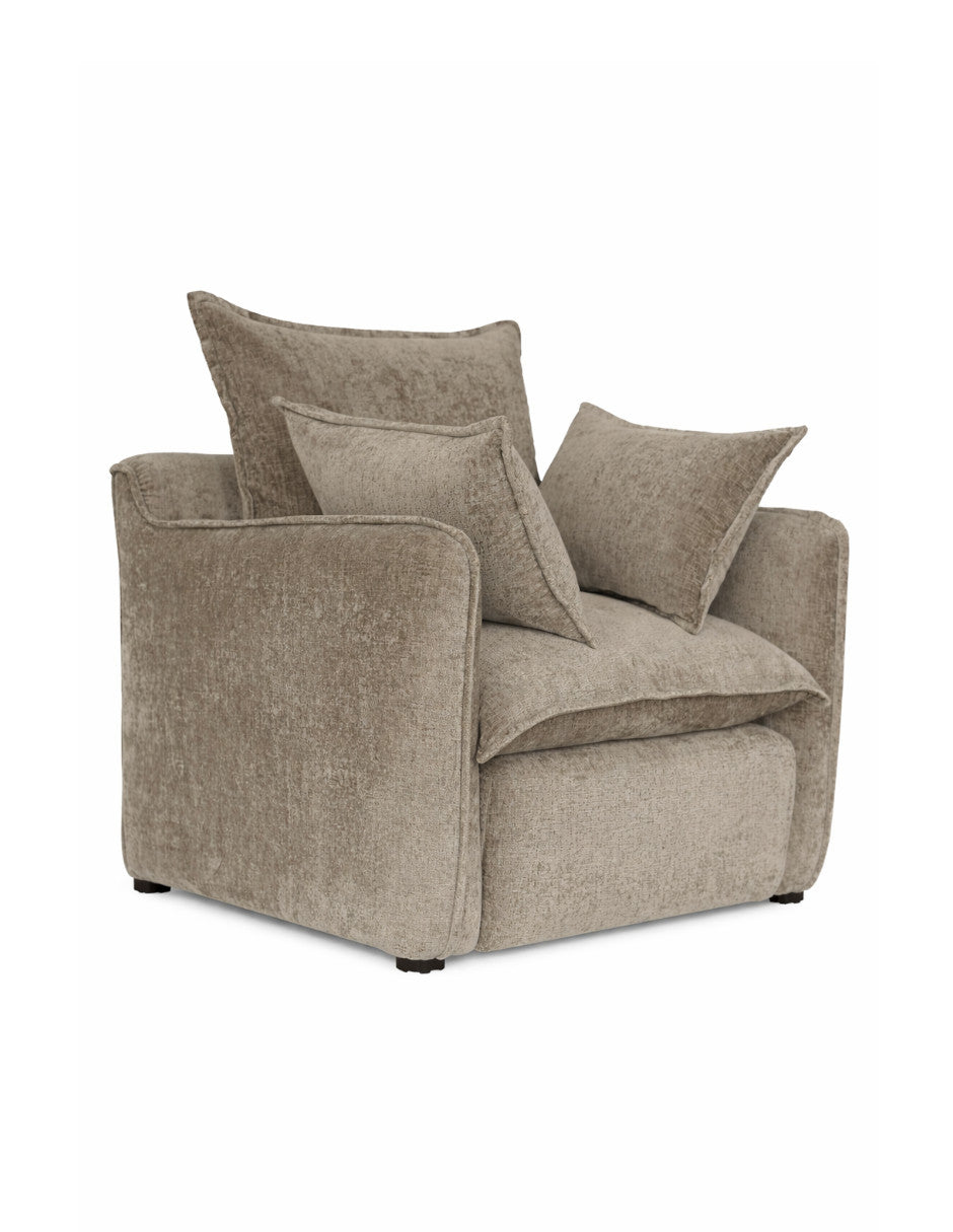 sillón individual de tela taupe con cojines diseño contemporáneo vista 3/4 toura