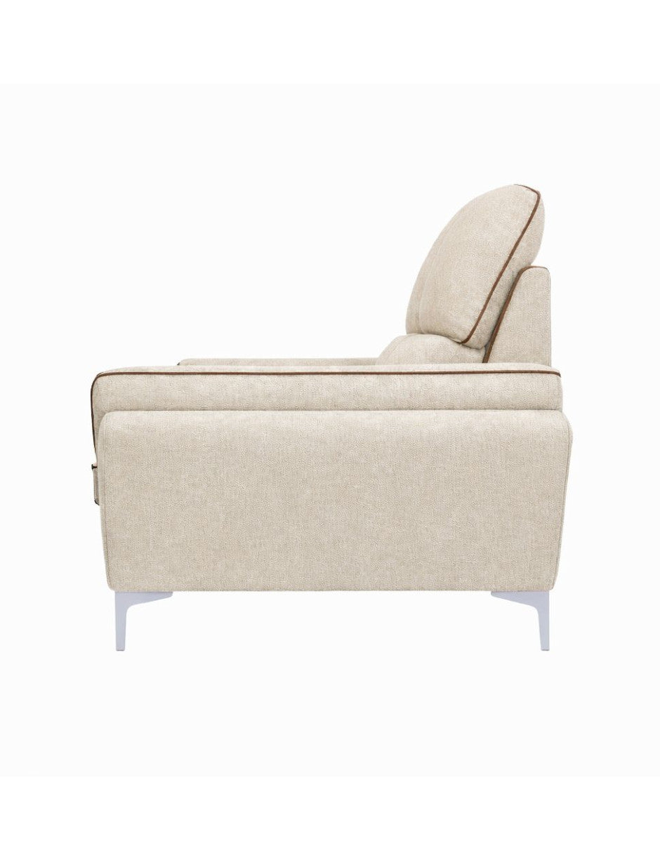 Vista lateral de sillón individual beige moderno con detalles en contraste y patas metálicas