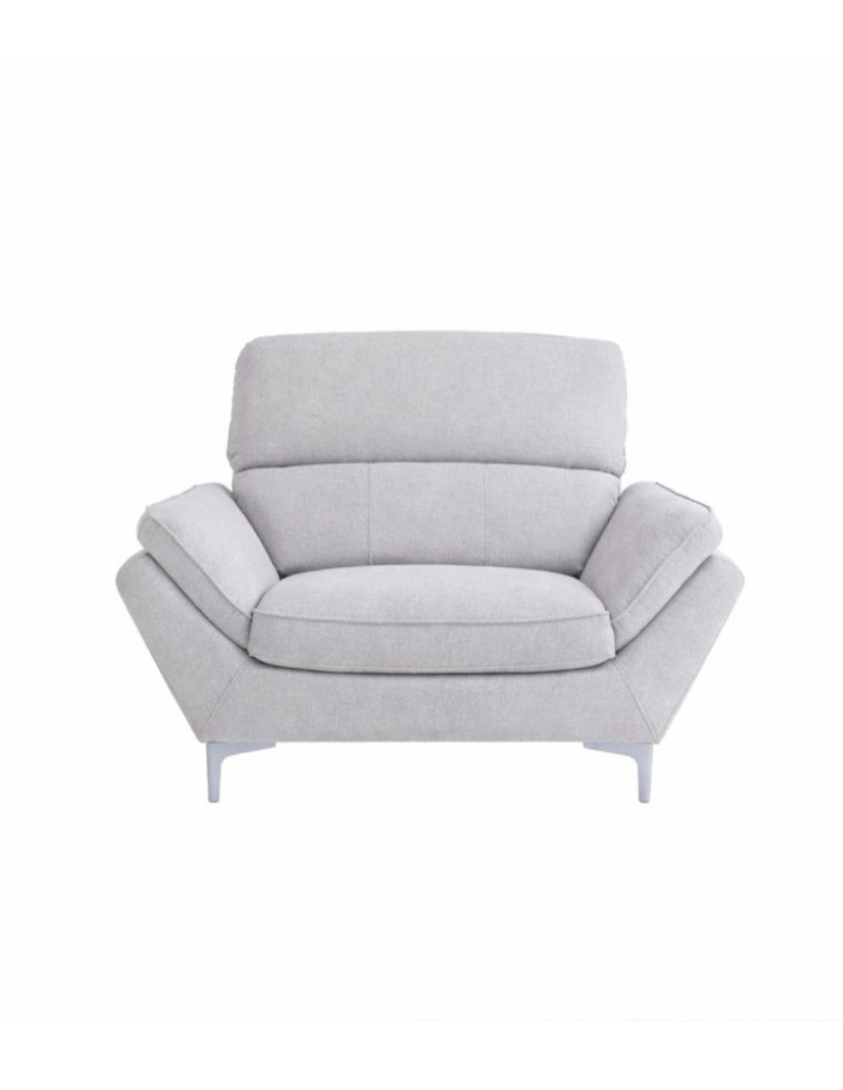 Vista frontal de sillón individual gris claro moderno con y patas metálicas