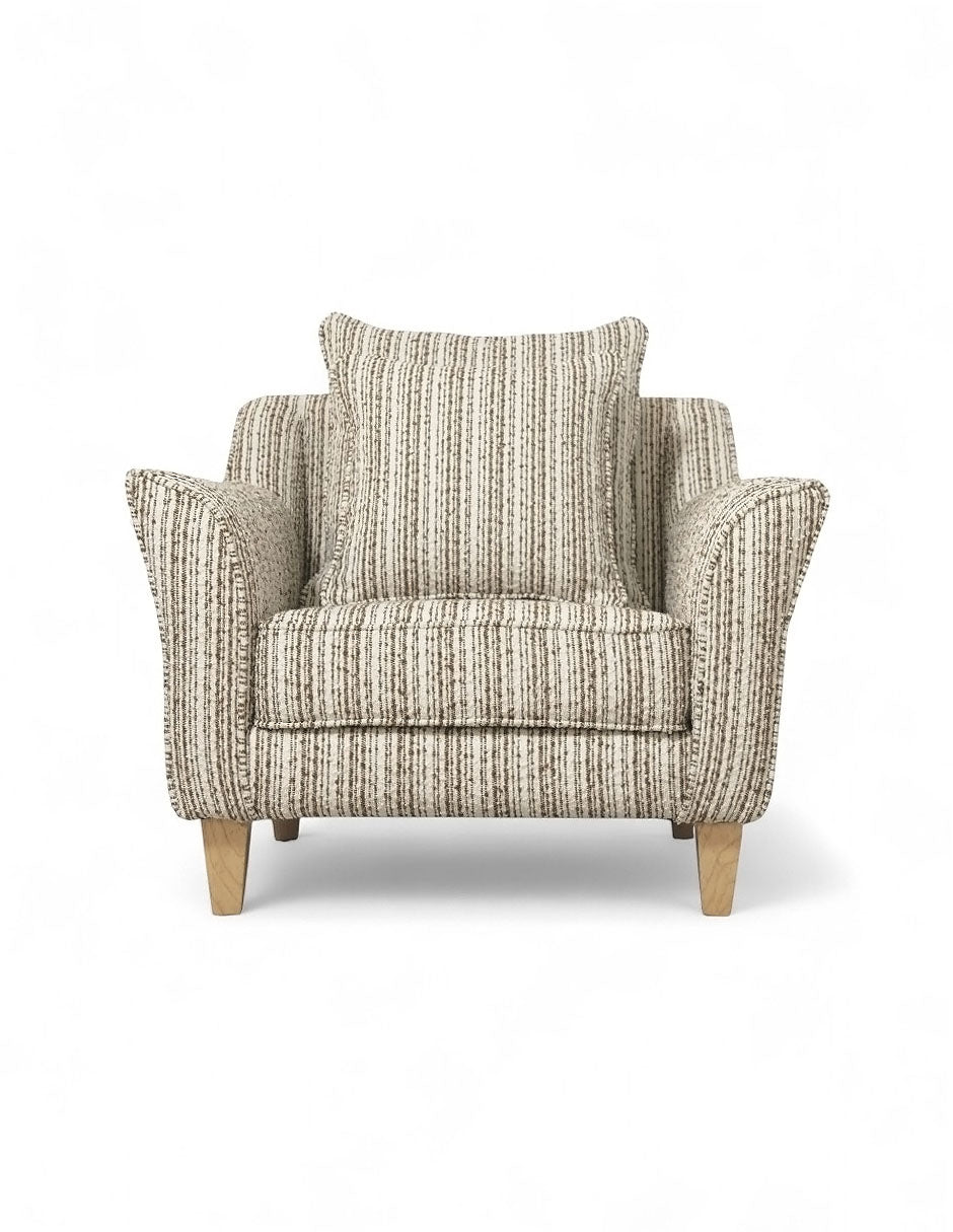 Vista frontal sillón individual moderno beige con cojín incluido y patas de madera natural