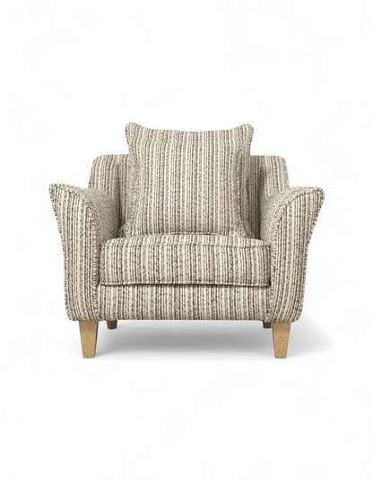 Vista frontal sillón individual moderno beige con cojín incluido y patas de madera natural