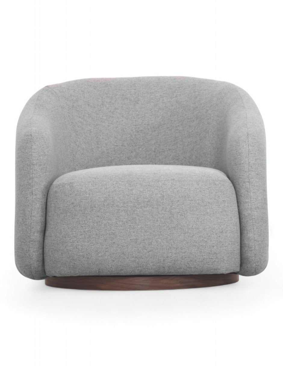 Vista frontal sillón giratorio moderno gris claro con diseño curvo y base giratoria de madera