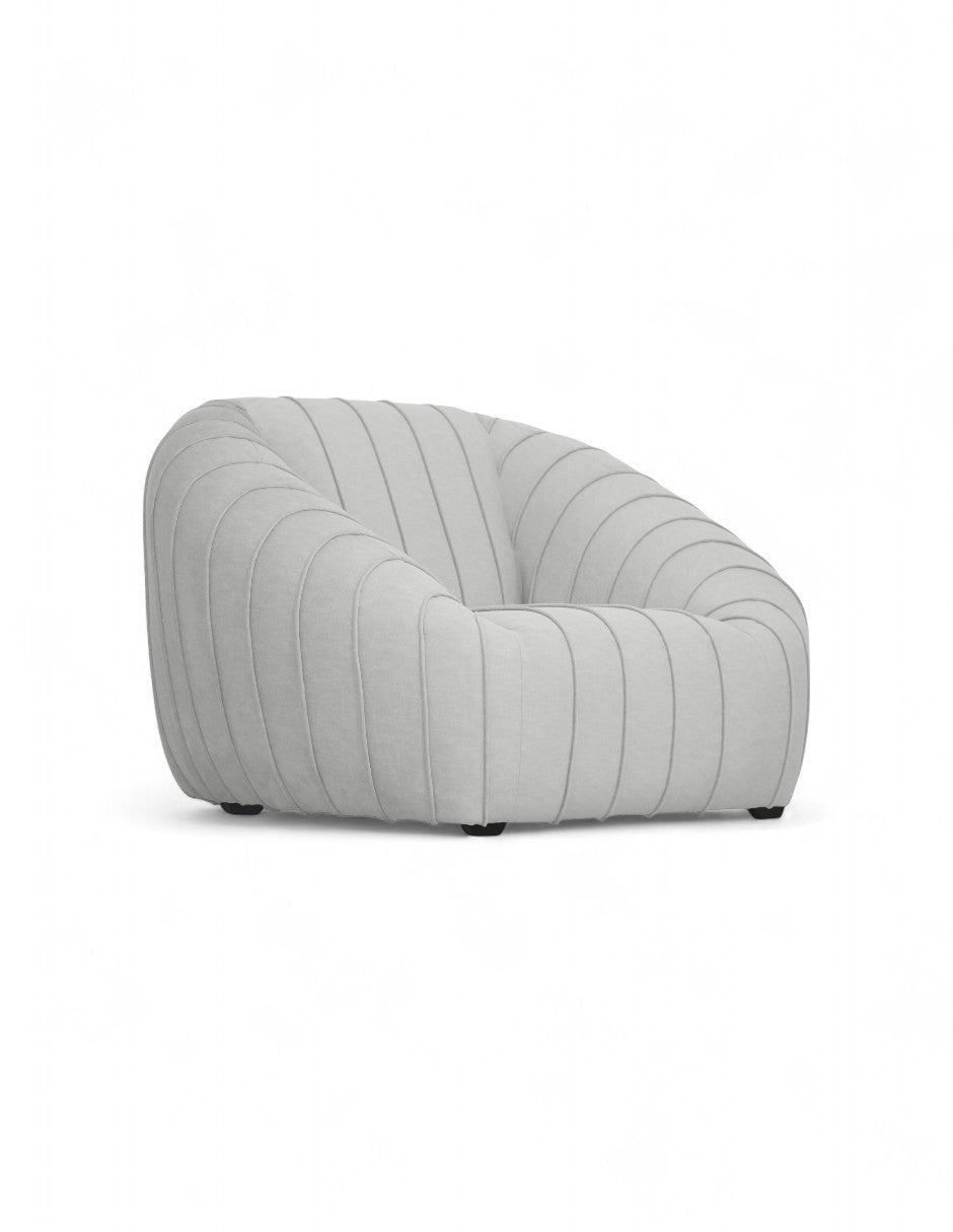Vista 3/4 sillón moderno de acento gris claro con diseño orgánico asiento profundo y costuras verticales