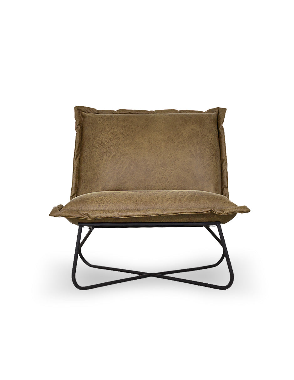 Sillón lounge bajo color café con estructura de metal negro vista frontalestilo industrial