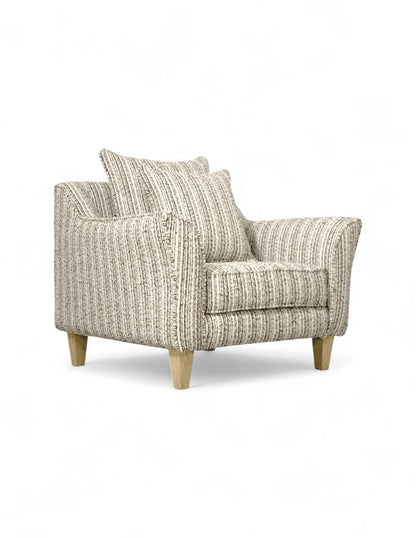 Vista 3/4 sillón beige de tela texturizada con diseño moderno, cojín de respaldo suelto, cojín decorativo rectangular y patas de madera natural