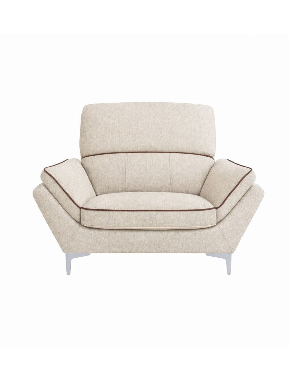 Vista frontal de sillón individual beige moderno con detalles en contraste y patas metálicas