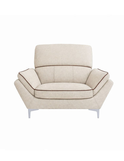 Vista frontal de sillón individual beige moderno con detalles en contraste y patas metálicas