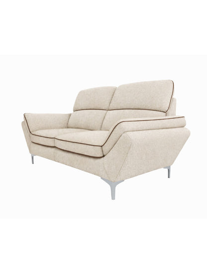 Vista 3/4 de sofá 3 plazas beige de tela con detalle de bies en color contrastante y patas metálicas estilo contemporáneo 