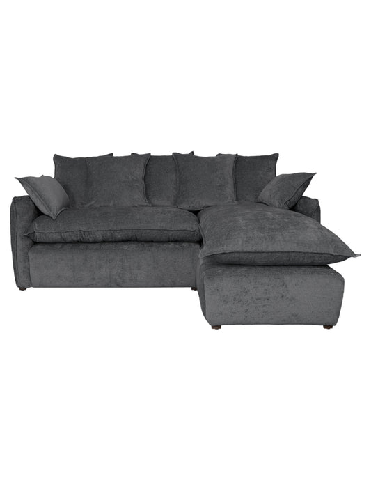 Vista frontal sofá en L gris oscuro moderno con chaise derecho, cojines amplios tipo almohadón 