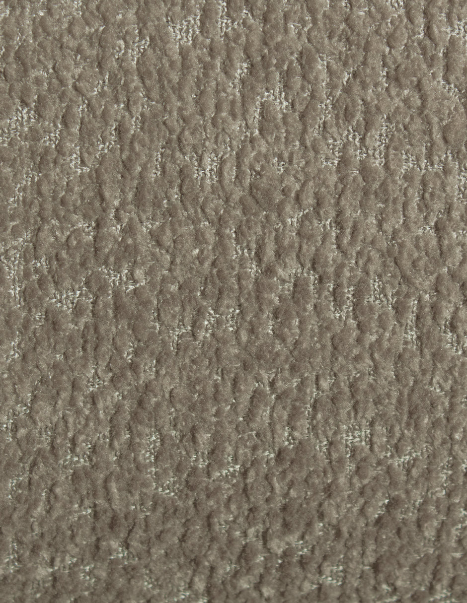 Detalle de tela tipo bouclé suave en sala moderna color taupe