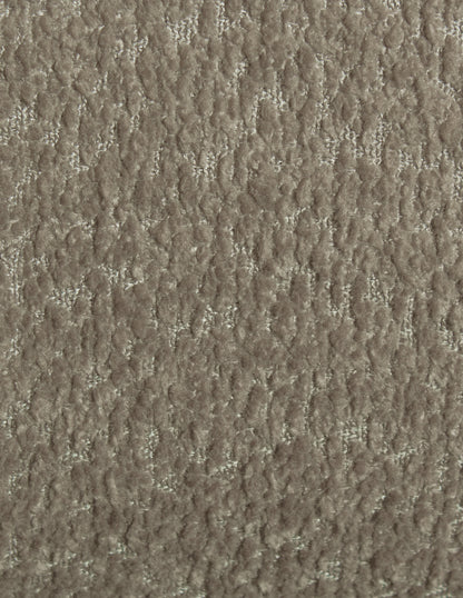 Detalle de tela tipo bouclé suave en sala moderna color taupe