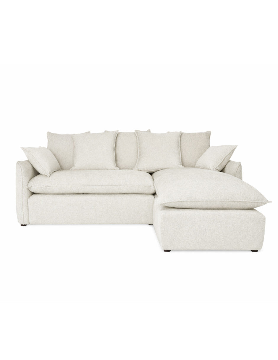 Vista frontal sofá en L taupe moderno con chaise derecho, cojines amplios tipo almohadón 