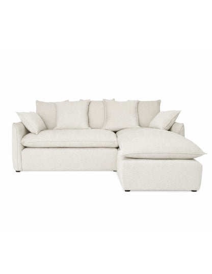 Vista frontal sofá en L taupe moderno con chaise derecho, cojines amplios tipo almohadón 