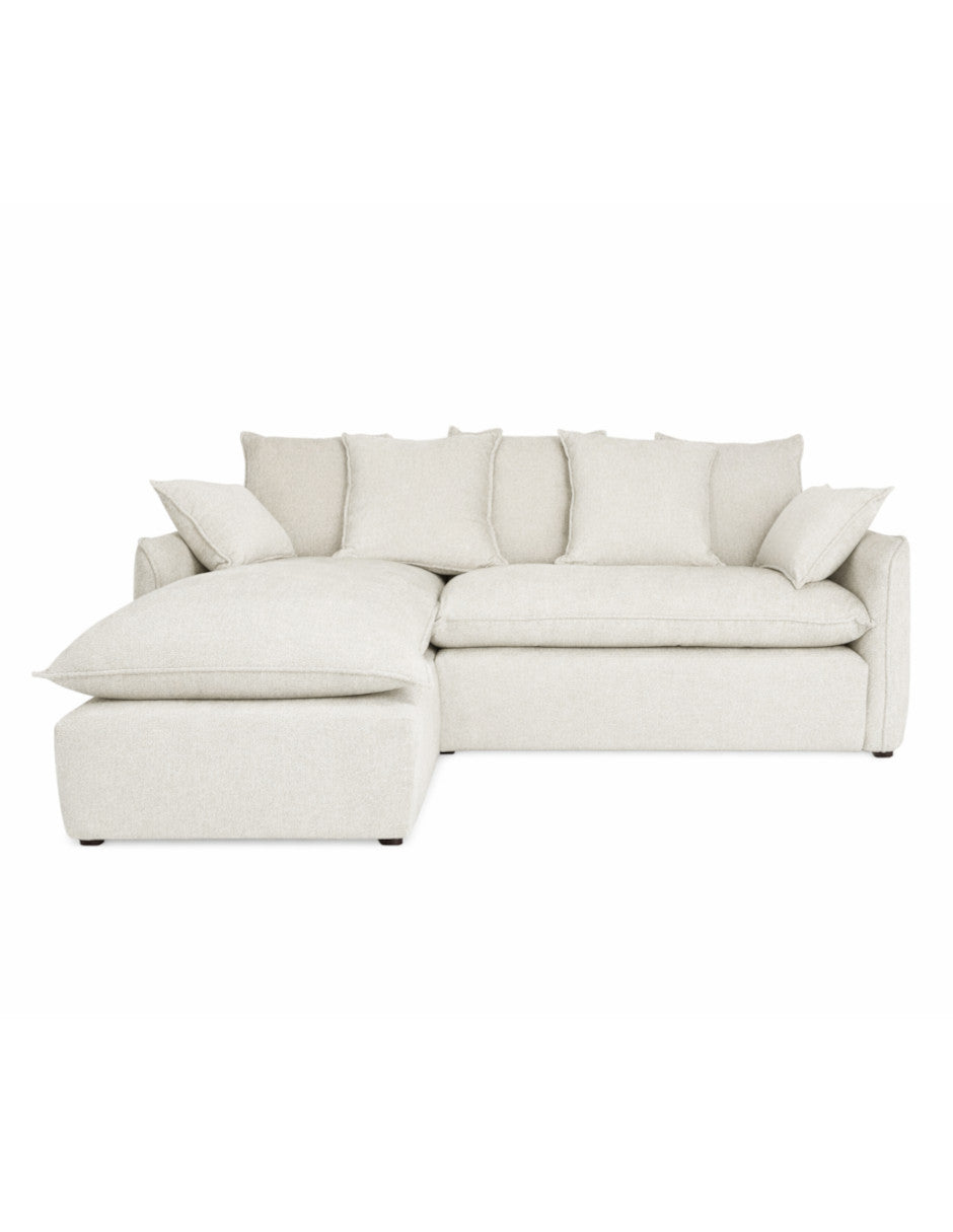 Vista frontal sofá en L taupe moderno con chaise izquierdo, cojines amplios tipo almohadón 