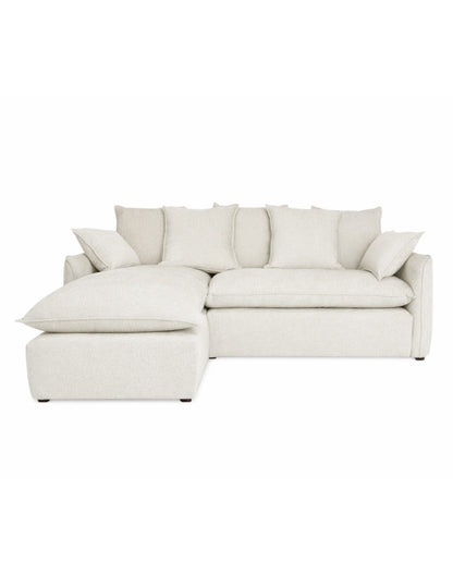 Vista frontal sofá en L taupe moderno con chaise izquierdo, cojines amplios tipo almohadón 