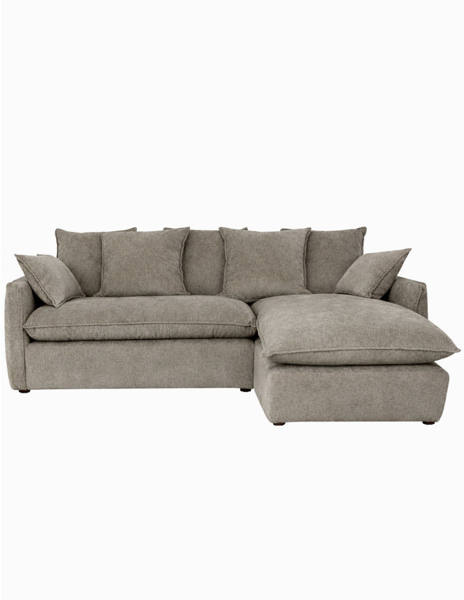 Vista frontal sofá en L taupe moderno con chaise derecho, cojines amplios tipo almohadón 