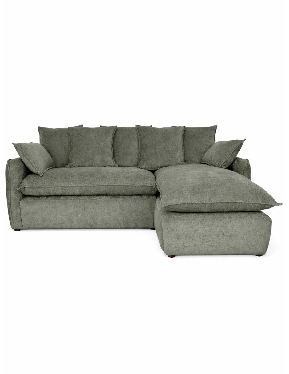 Vista frontal sofá en L verde olivo moderno con chaise derecho, cojines amplios tipo almohadón 