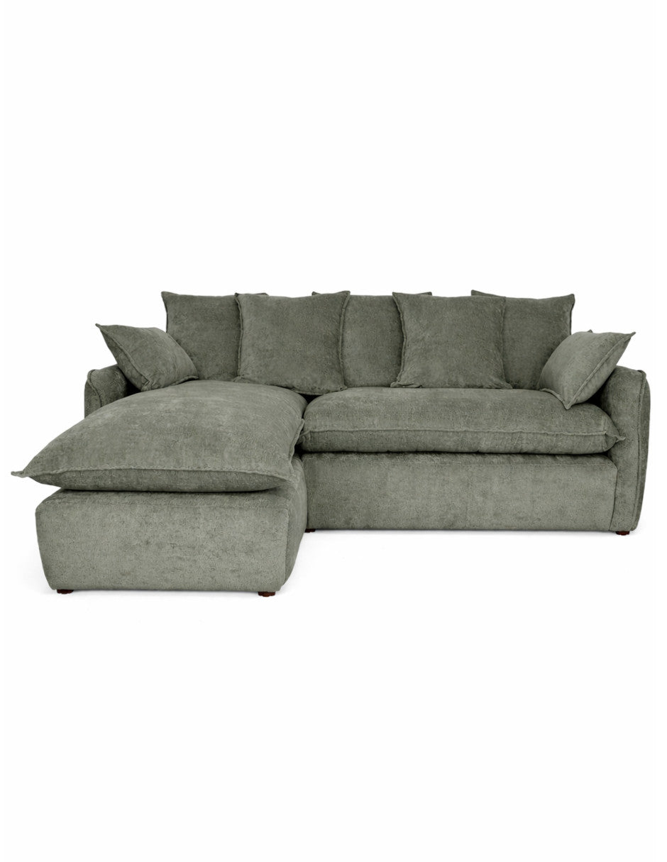Vista frontal sofá en L verde olivo moderno con chaise izquierdo, cojines amplios tipo almohadón 