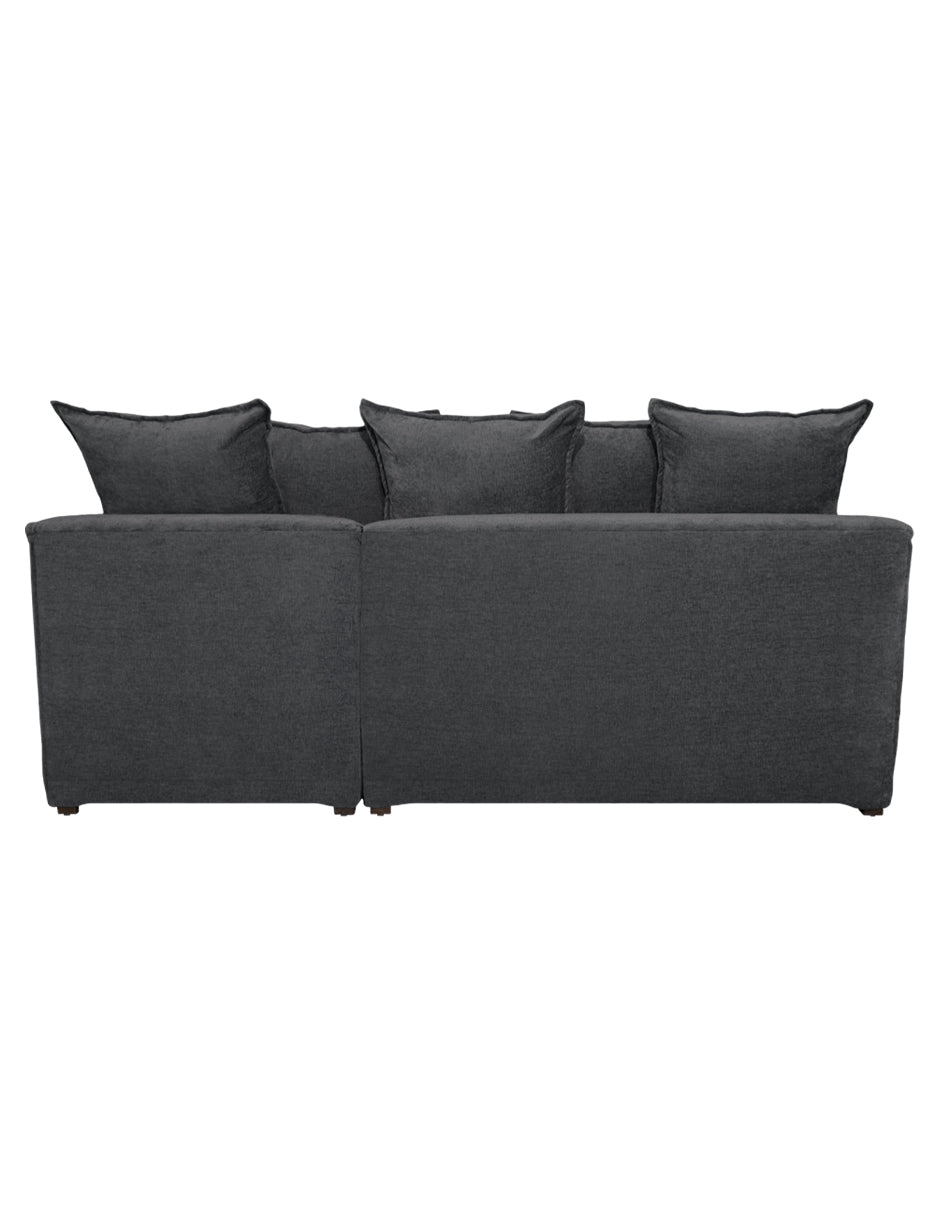 Vista trasera sofa en L moderno con chaise derecho, cojines amplios tipo almohadón 
