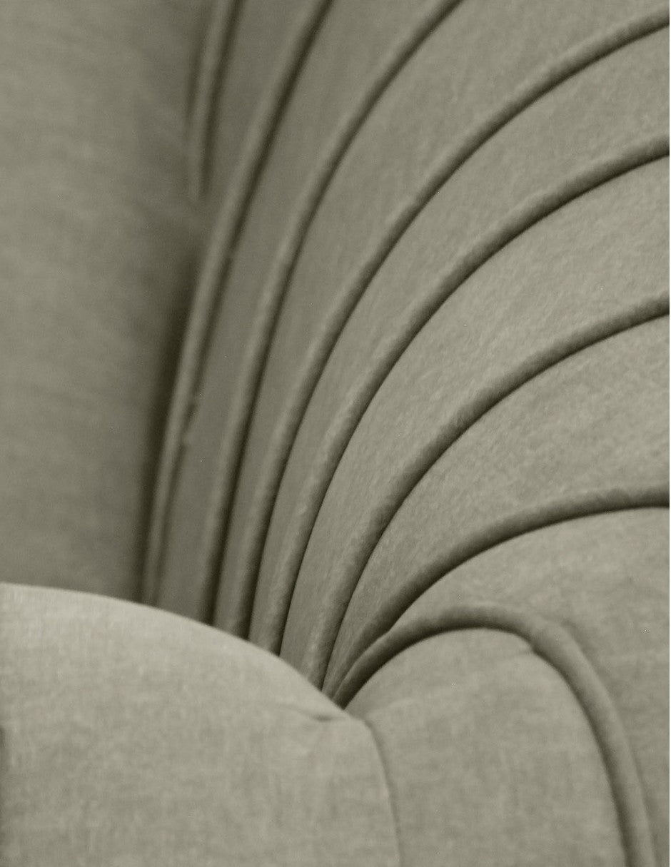 detalle de costuras verticales acolchadas en tela beige textura tipo terciopelo en sillon beige
