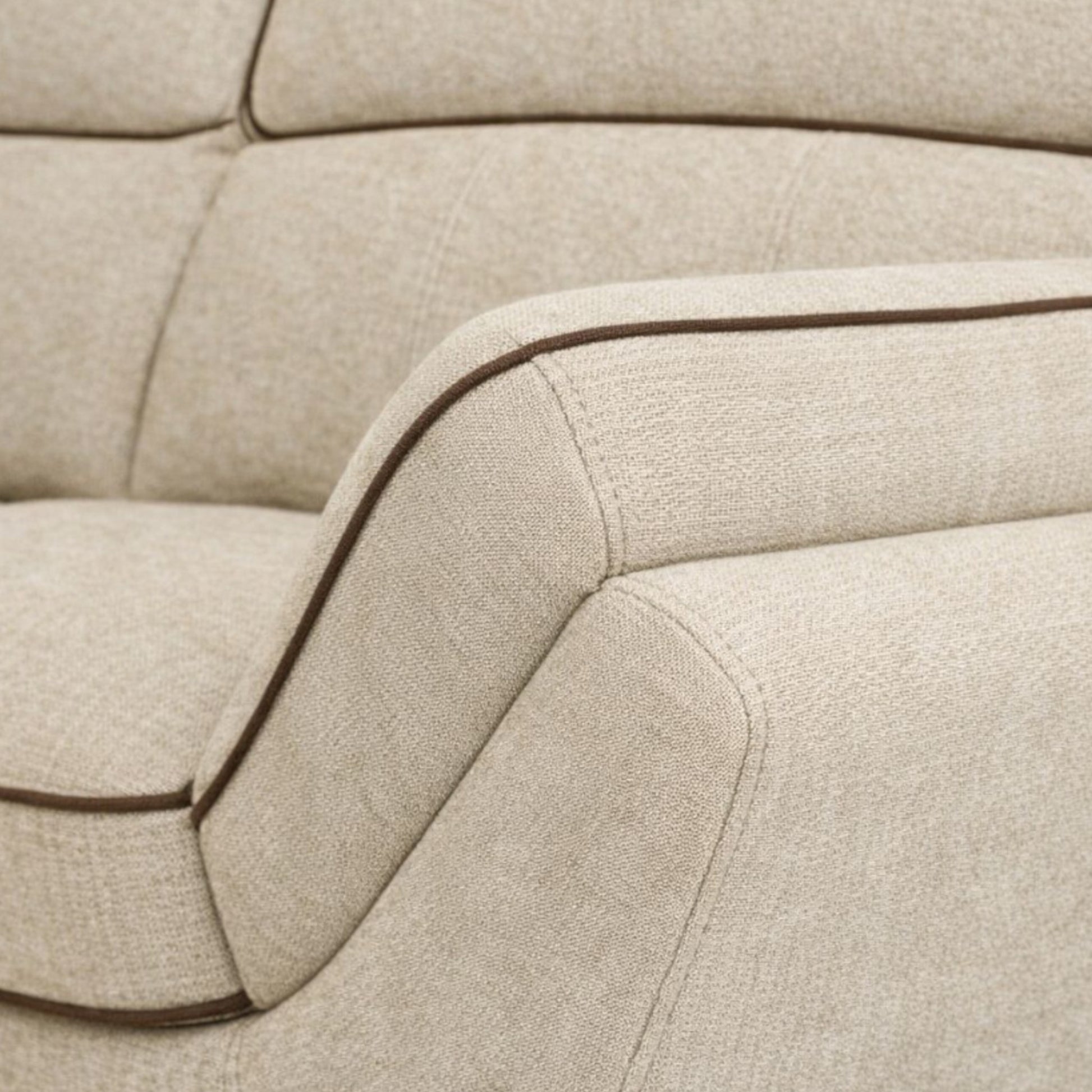 Detalle de costuras y acabado en tela beige con ribete en contraste del sillón Ontario