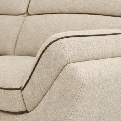 Detalle de costuras y acabado en tela beige con ribete en contraste del sillón Ontario