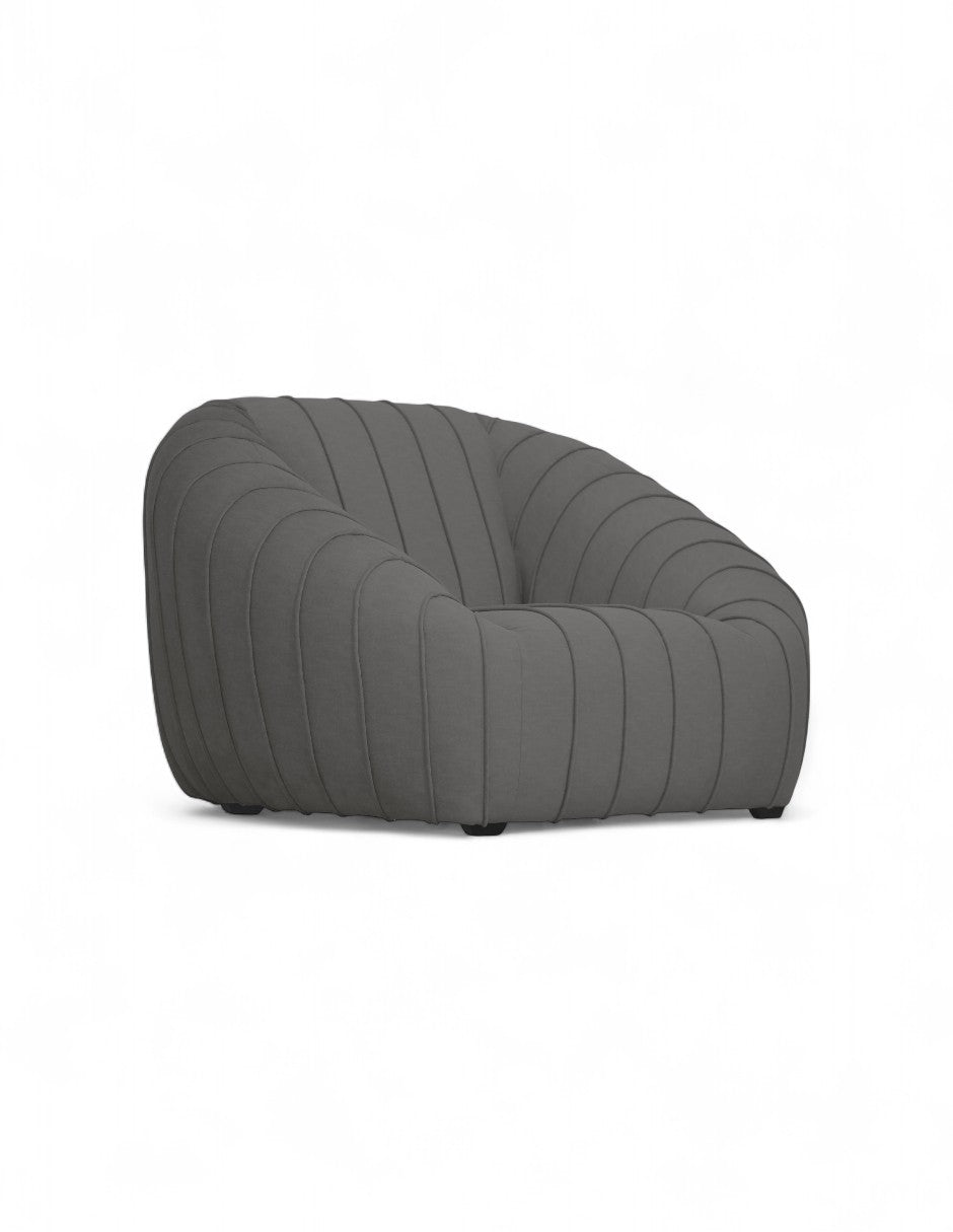 Vista 3/4 sillón moderno de acento gris oscuro con diseño orgánico asiento profundo y costuras verticales