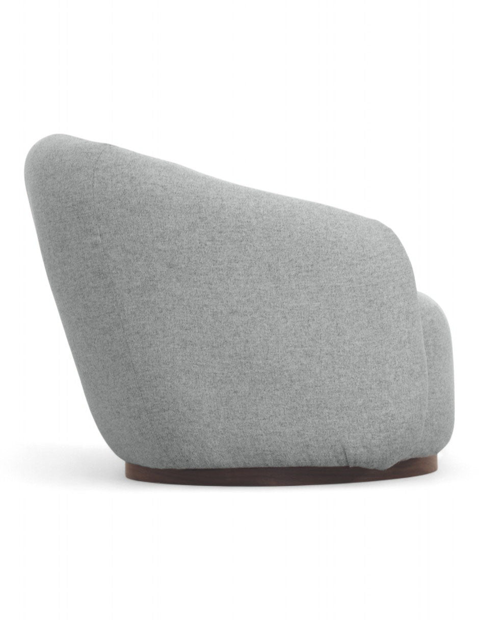 Vista lateral 3/4 sillón giratorio moderno gris claro con diseño curvo y base giratoria de madera