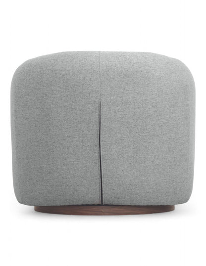Vista trasera sillón giratorio moderno gris claro con diseño curvo y base giratoria de madera