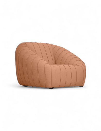 Vista 3/4 sillón moderno de acento color salmon con diseño orgánico asiento profundo y costuras verticales