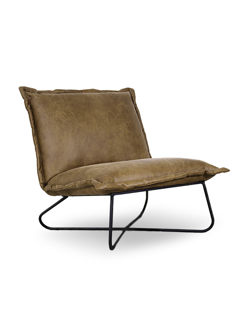 Sillón lounge color café tipo piel con estructura metálica negra vista 3/4