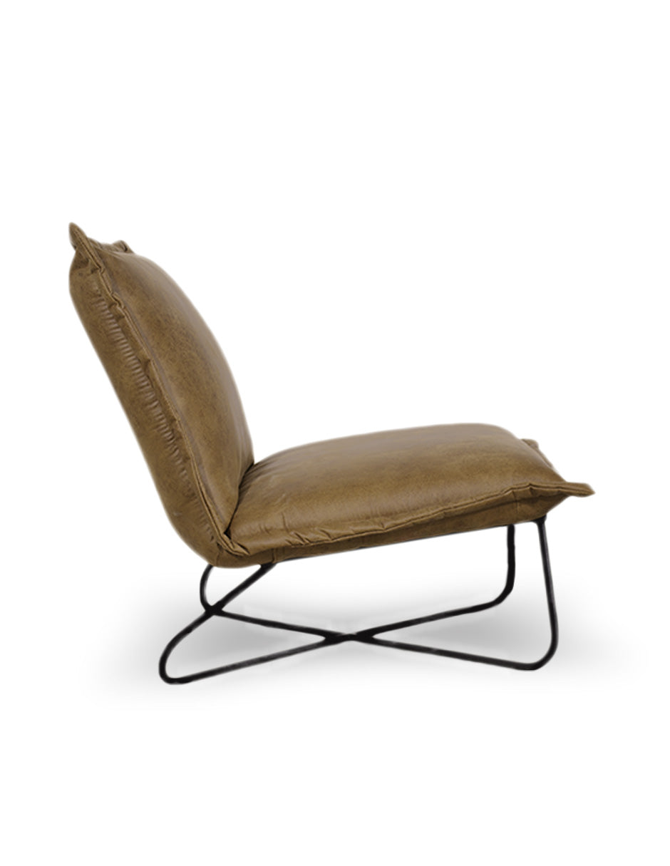 Sillón lounge bajo color café con estructura de metal negro vista lateral estilo industrial